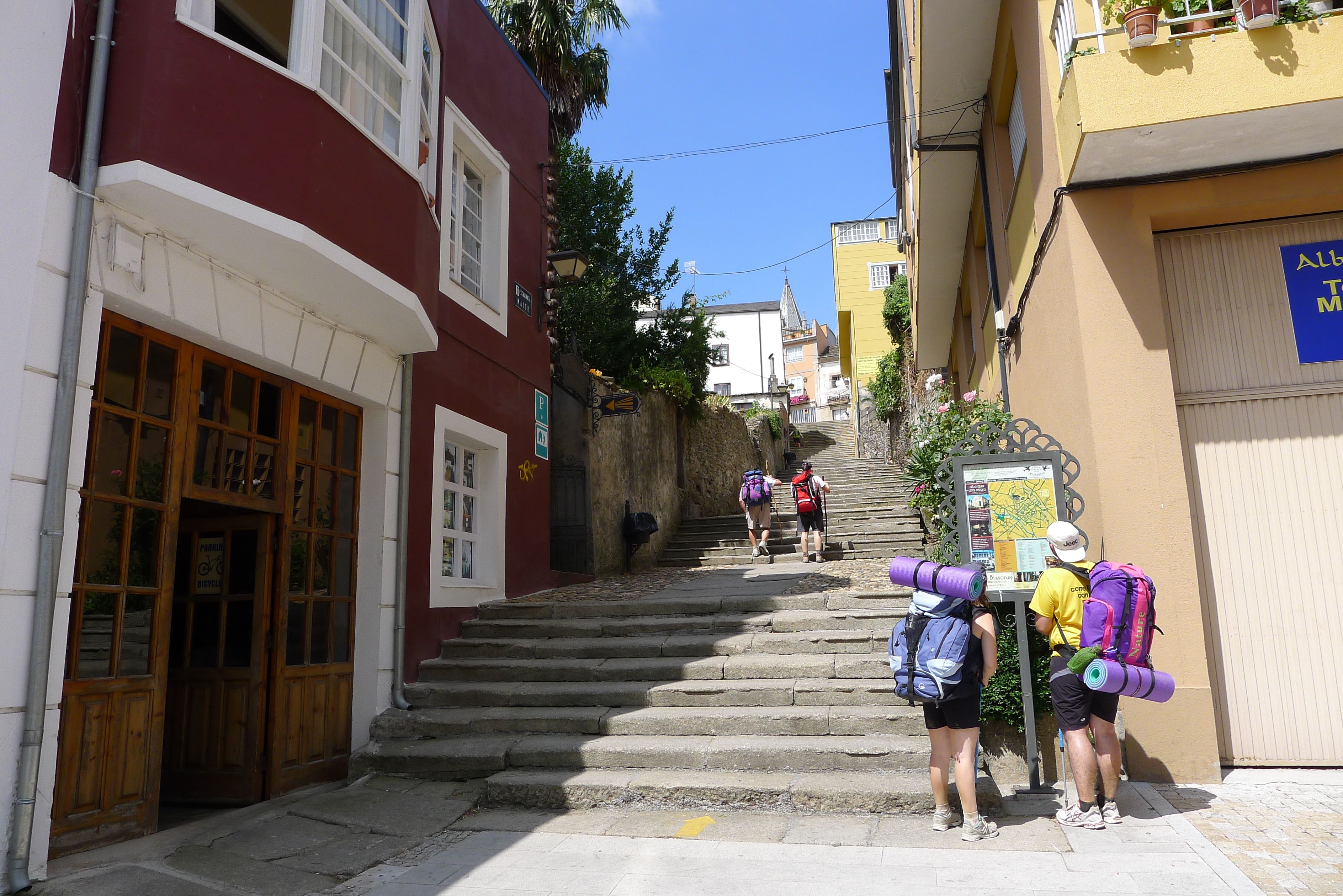 Peregrinos subiendo las escaleras del casco histórico de Sarria