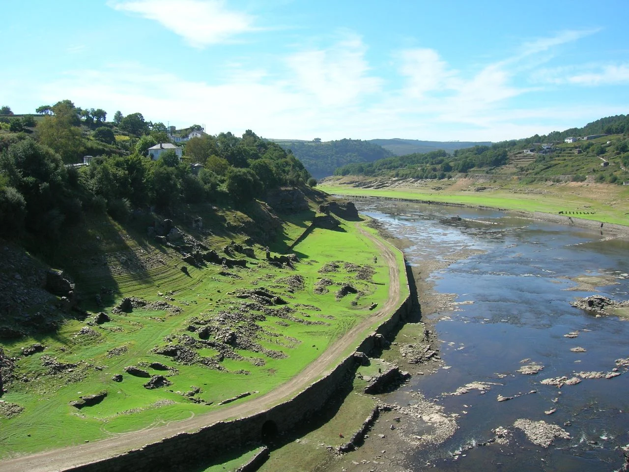 Restos del antiguo Portomarín junto al río Miño con el embalse bajo
