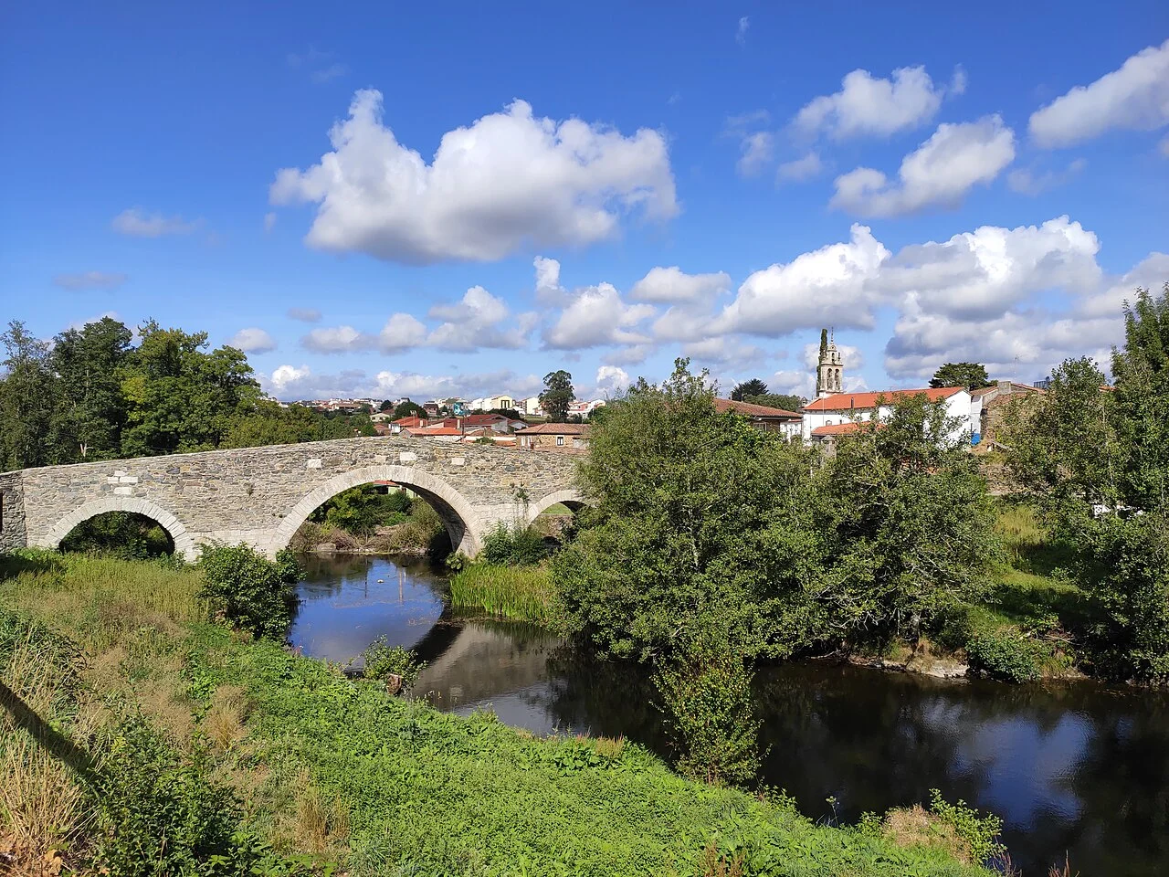 Puente medieval sobre el río Furelos, en Melide