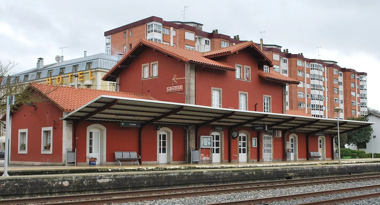 Edificio y andenes de la estación de tren de Sarria, en Lugo