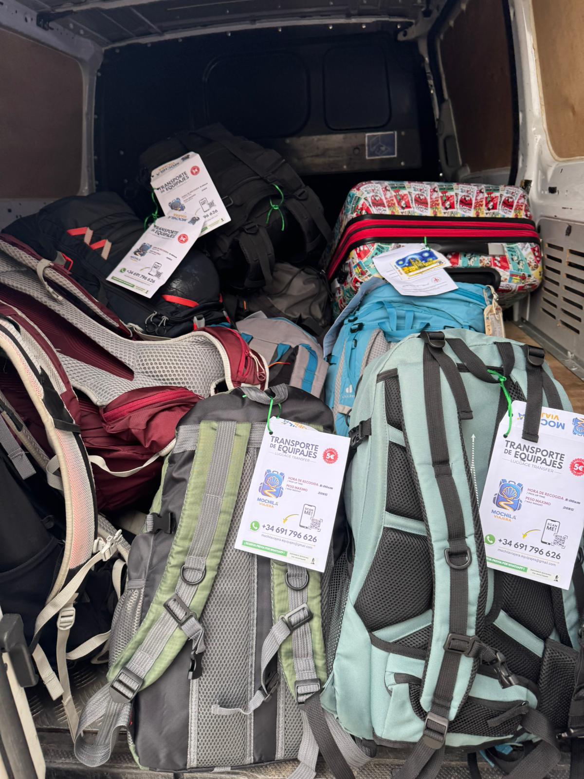Mochilas identificadas dentro del vehículo de traslado